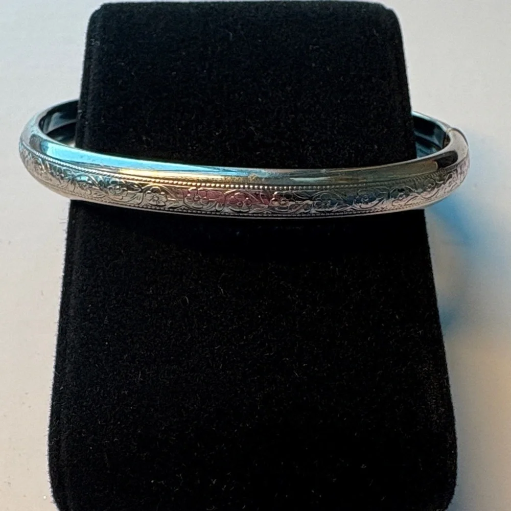 Vintage Floral Silver-Tone Bangle Bracelet - Picture 3 of 3